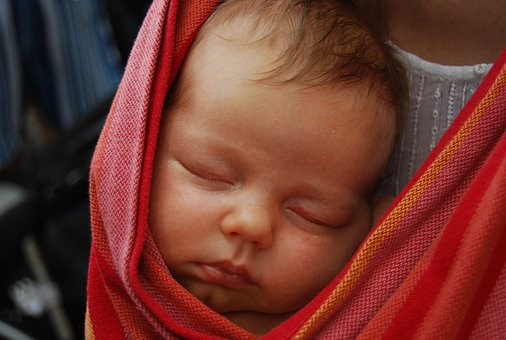 Le portage écharpe : pour optimiser le confort et la sécurité de bébé