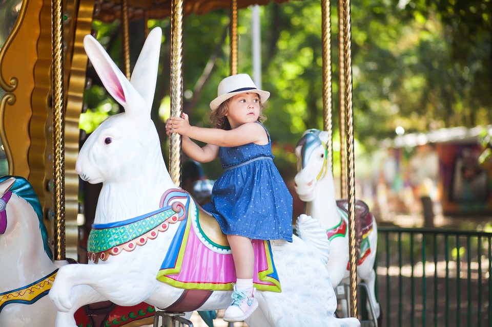 Première sortie dans un parc d’attraction : comment préparer vos enfants ?