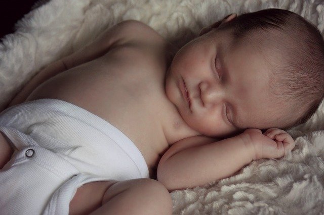 Comment aider un bébé à s’endormir plus vite ?