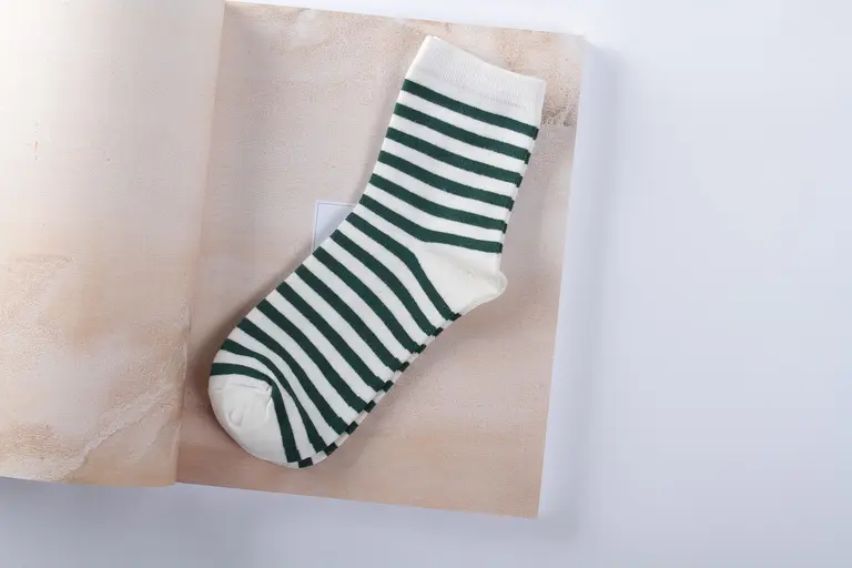 Cadeaux fun et girly à moins de 10 € : craquez pour les chaussettes à paillettes !
